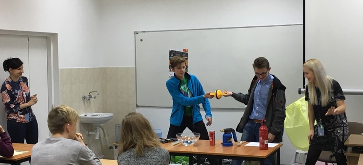 Pokaz fizyczny - właściwości gazów